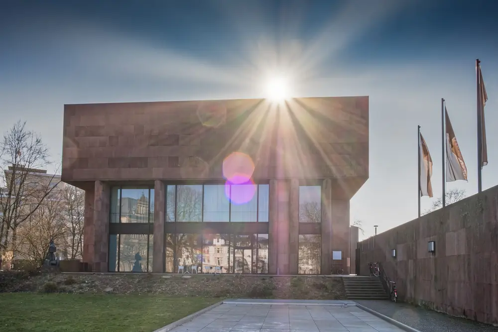 Philip Johnson’s cube against the sun