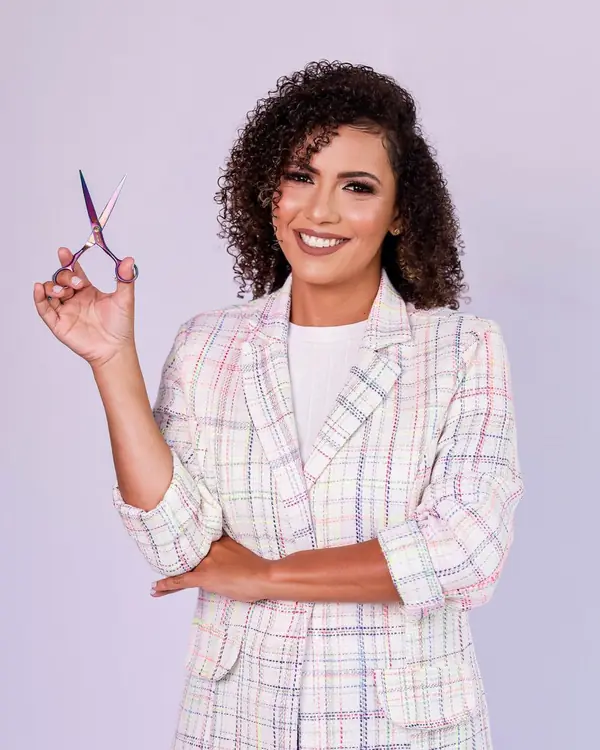 Friseurin mit Locken, eine Schere in der Hand
