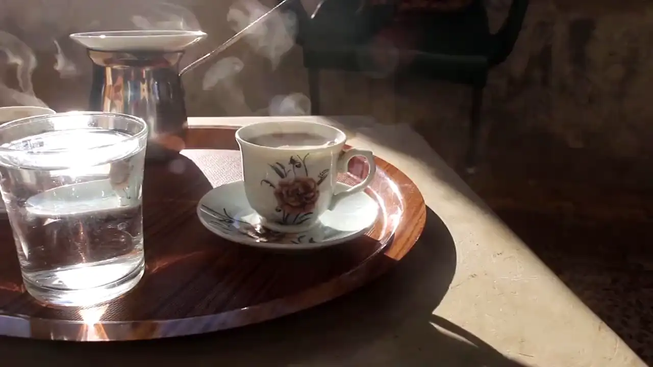 Morgensonne auf einer Tasse Kaffee mit Dampf