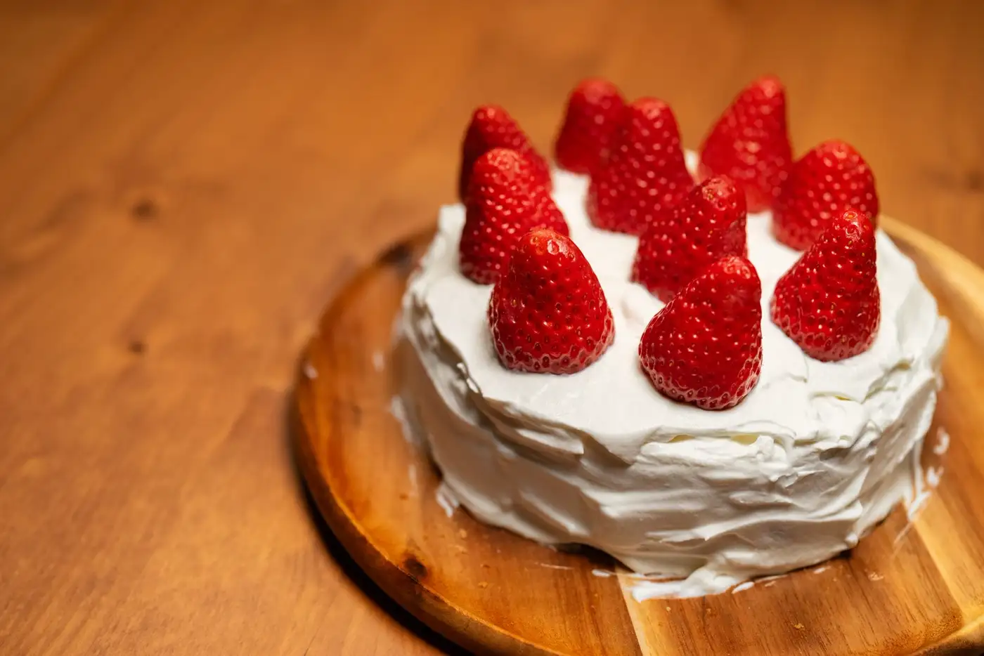 Eine ganze Torte mit Beeren auf einem Tortenständer