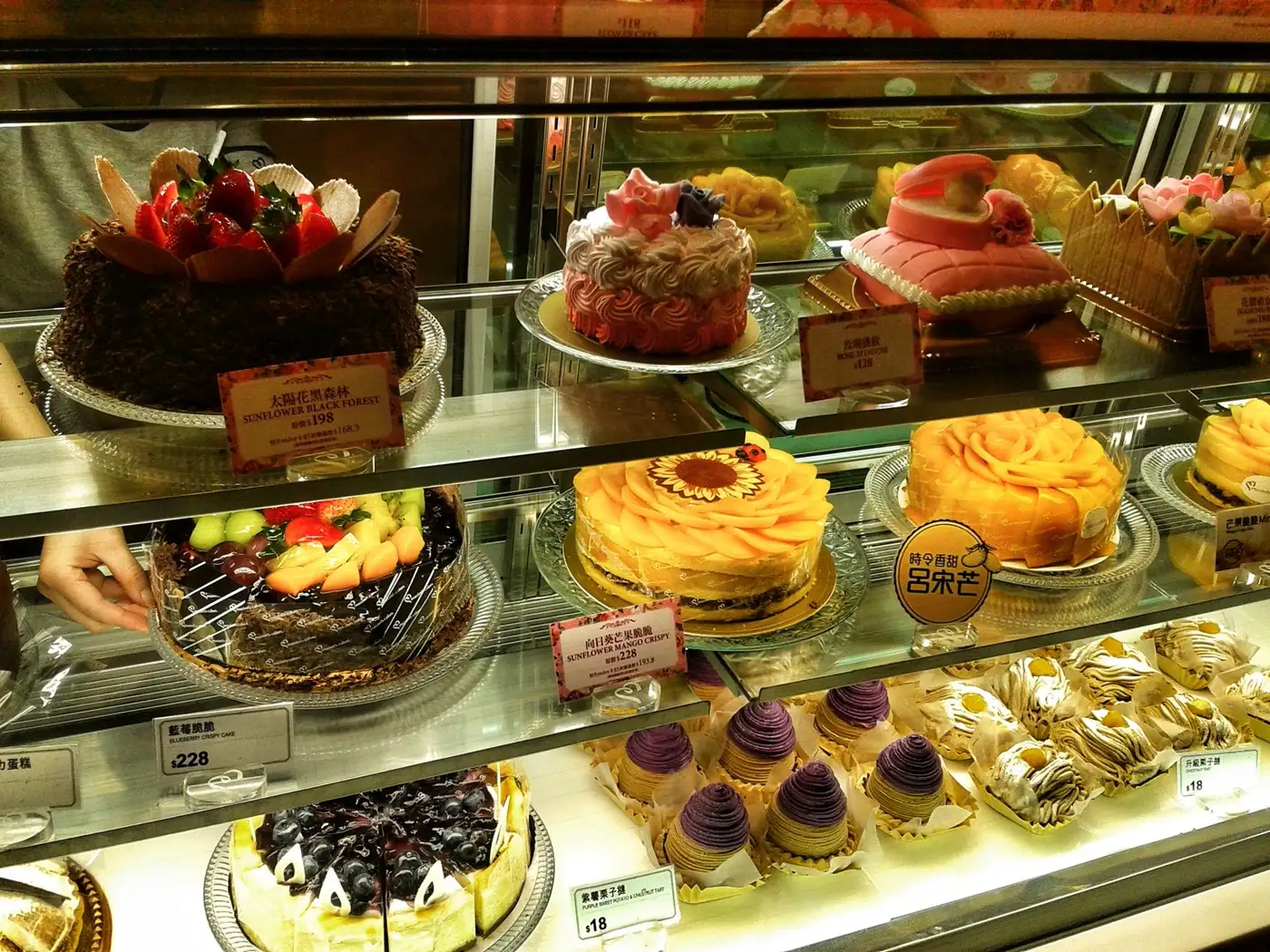 Torten und Kuchen in einer Kuchentheke