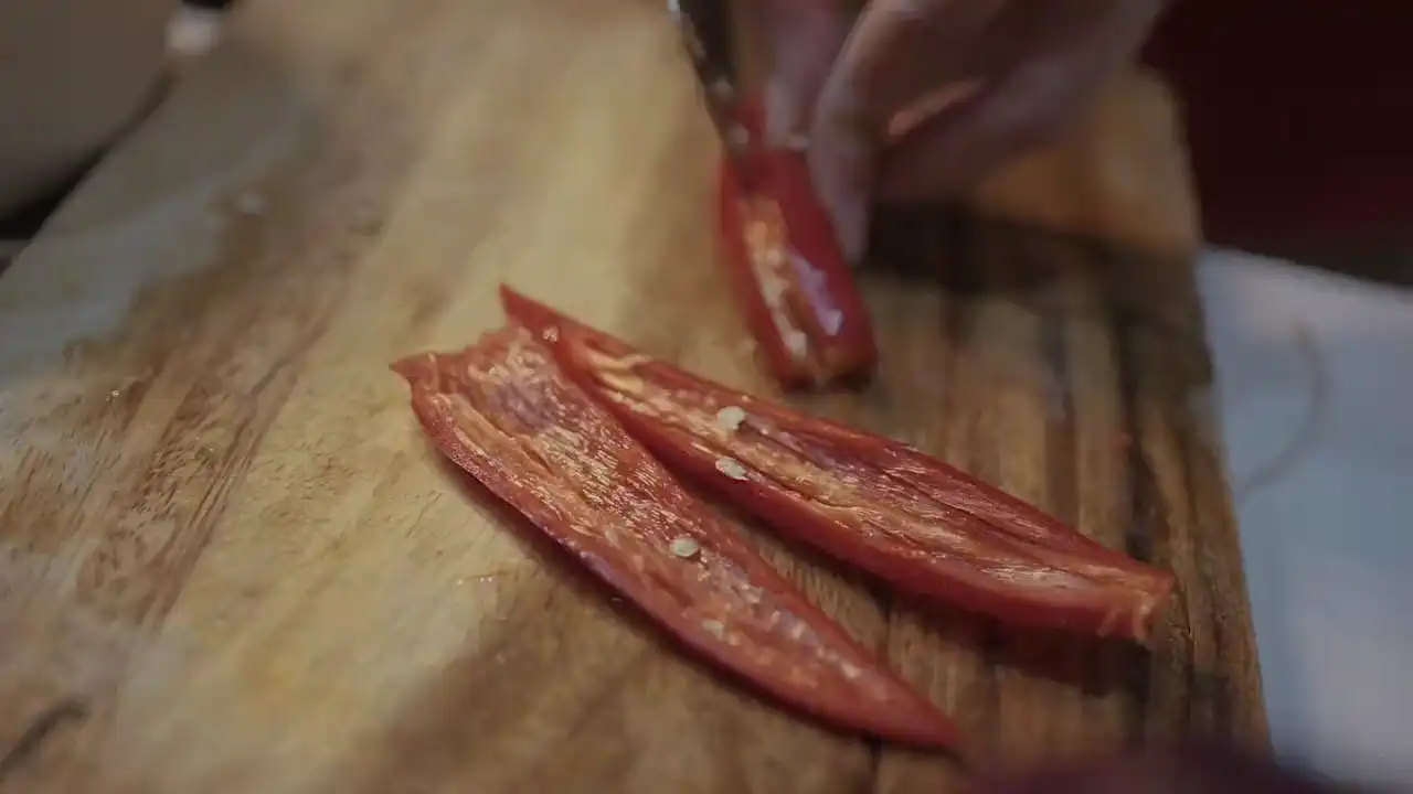 Eine rote Chili wird aufgeschnitten
