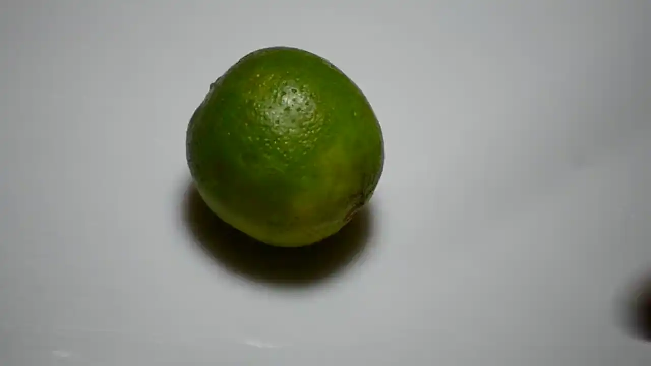 Eine Limette wird halbiert
